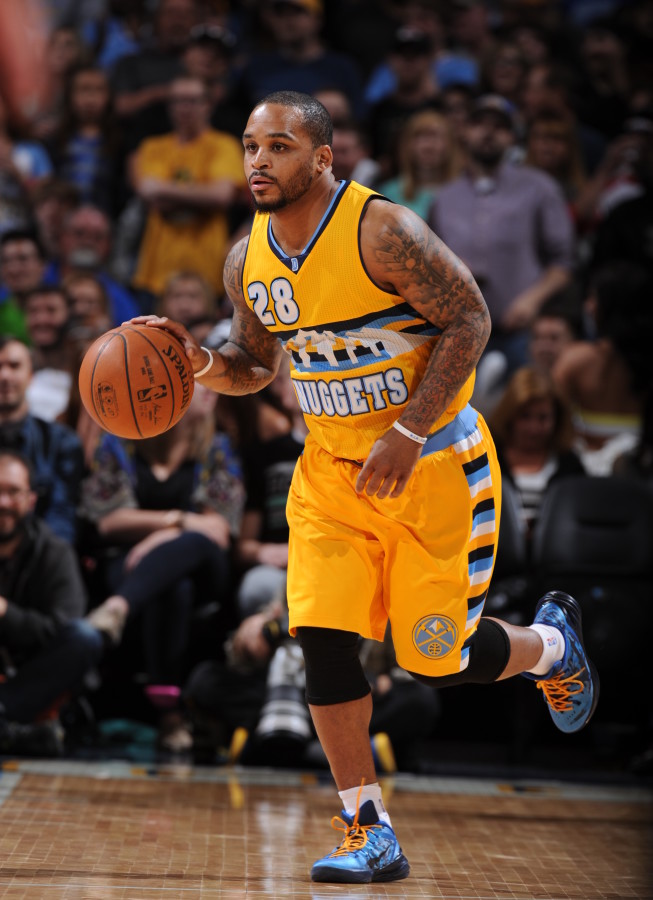 DENVER, CO - APRIL 4:  Jameer Nelson #28 of the Denver Nuggets brings the ball up court against the Los Angeles Clippers on April 4, 2015 at the Pepsi Center in Denver, Colorado.

Copyright 2015 NBAE (Photo by Garrett Ellwood/NBAE via Getty Images)